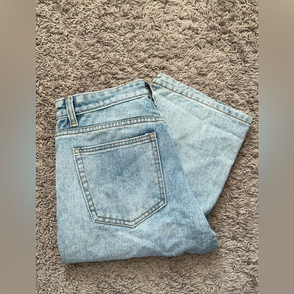 Pretty Little Thing high waisted,light wash loose fitting jeans w/ankle split.